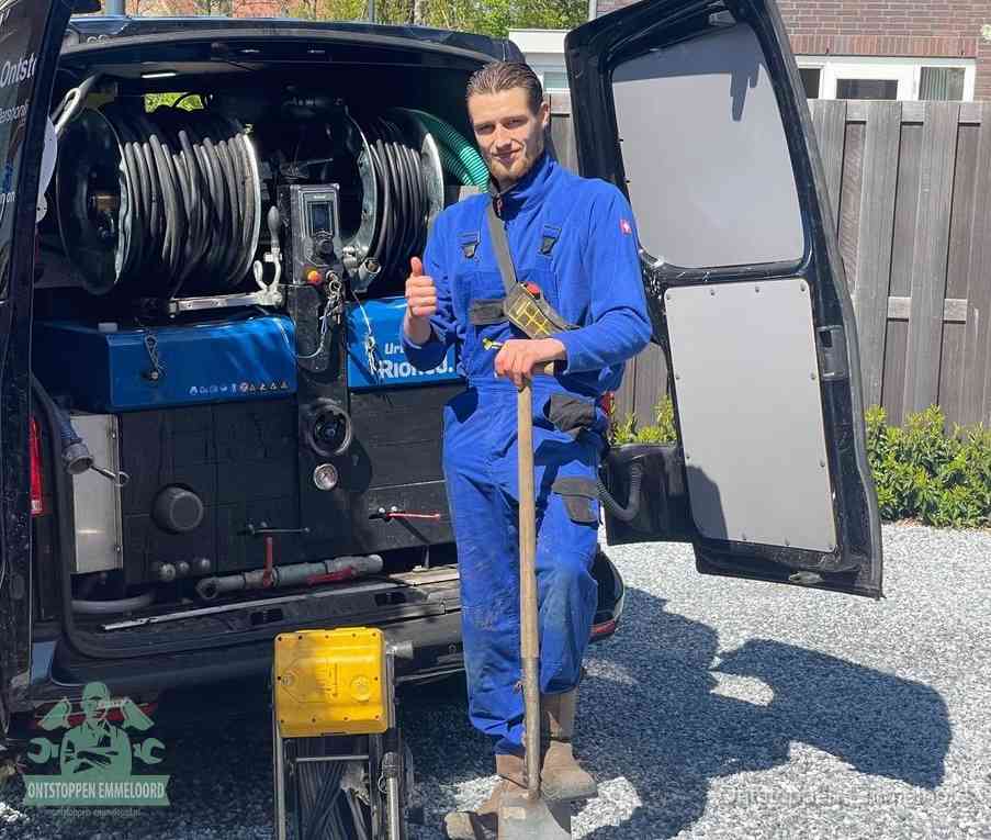 Een tevreden monteur met opgestoken duim naast de bestelbus, slim en snel ingrijpen bespaart geld bij een verstopping in Emmeloord