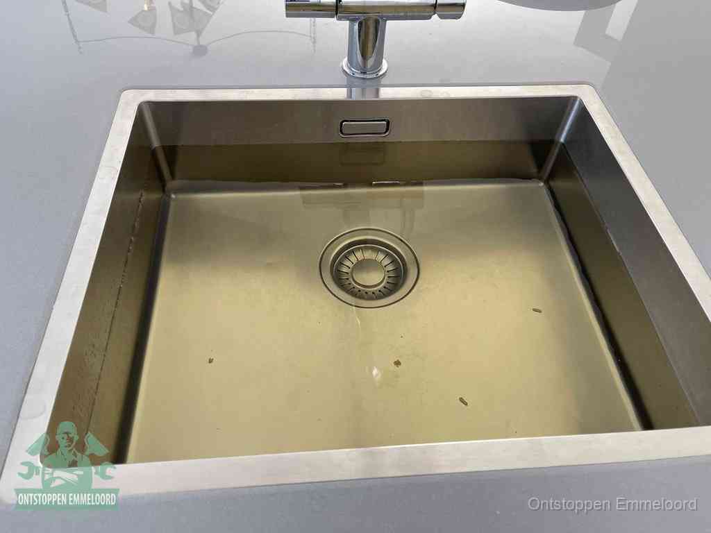 Een RVS spoelbak met stilstaand water dat niet wegloopt, een van de eerste signalen van een beginnende verstopping in Emmeloord