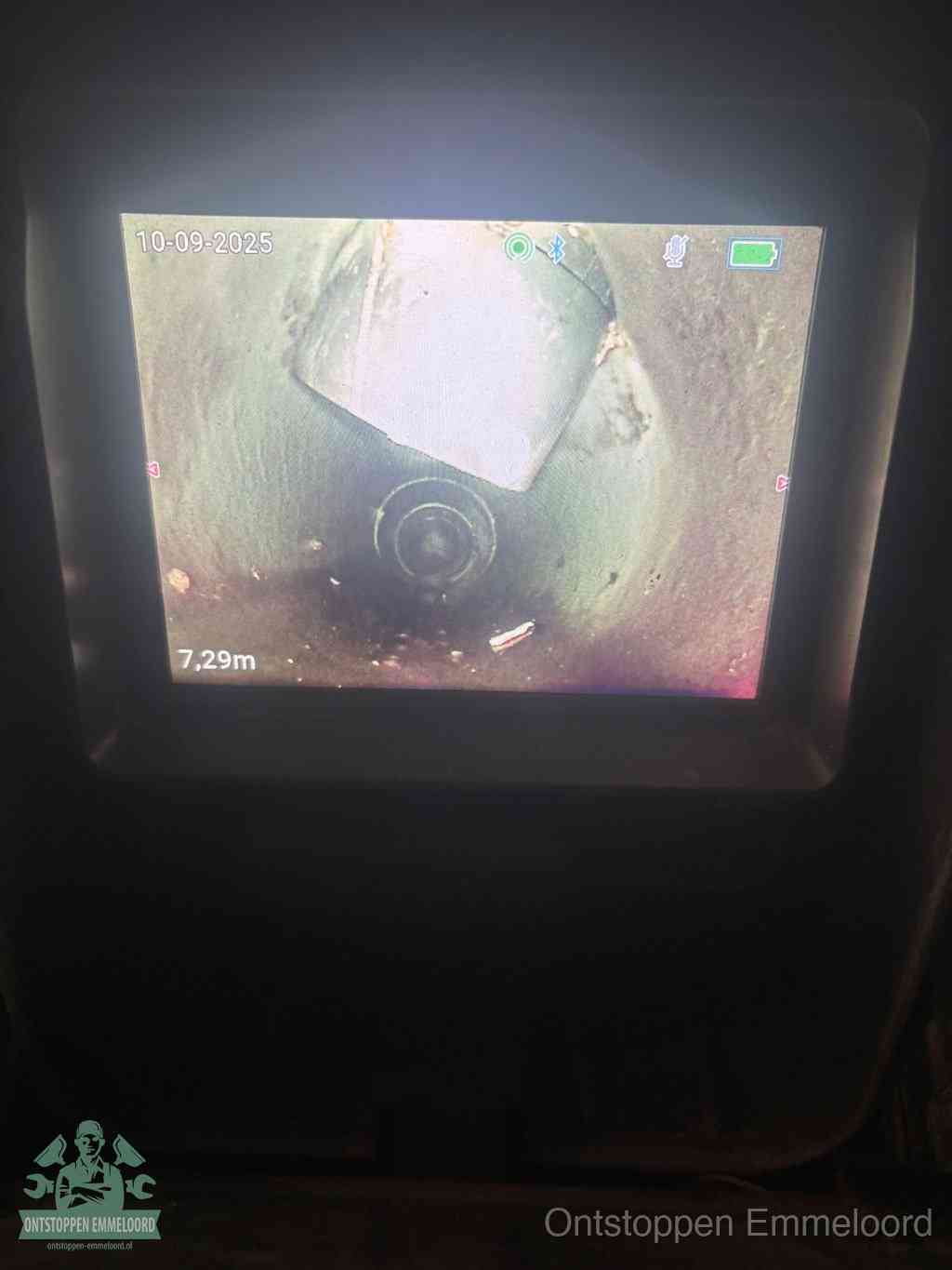 Het scherm van een rioolinspectiecamera toont de binnenkant van de leiding, eerst vaststellen waar de verstopping zit in Emmeloord