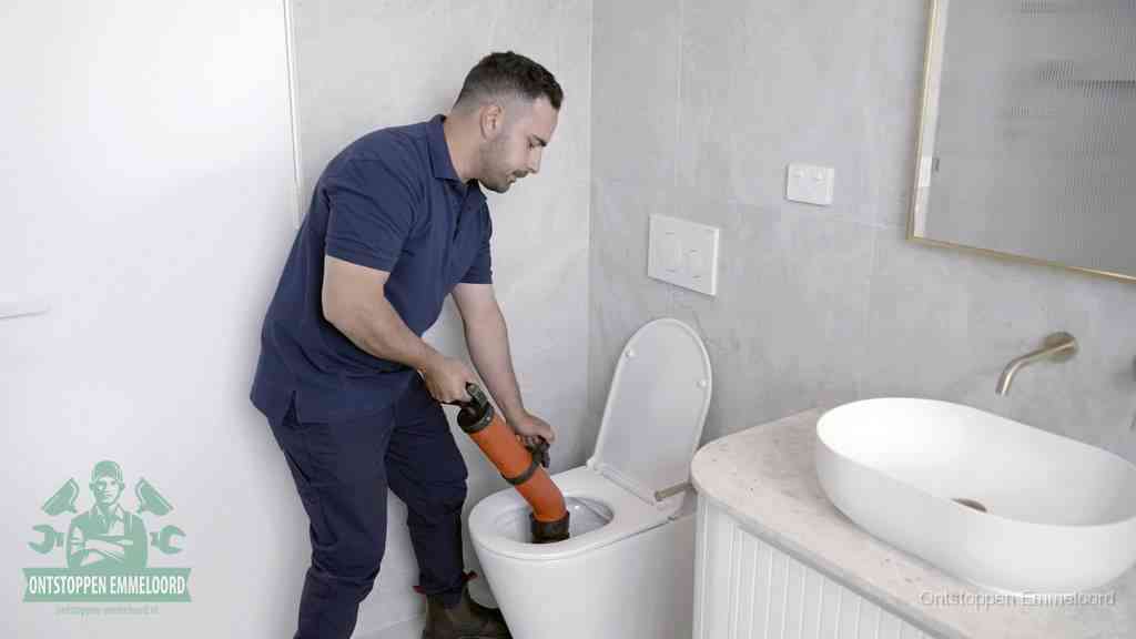 Een wc wordt met een handmatige ontstopper losgepompt, een verstopt toilet zelf ontstoppen met huismiddelen in Emmeloord