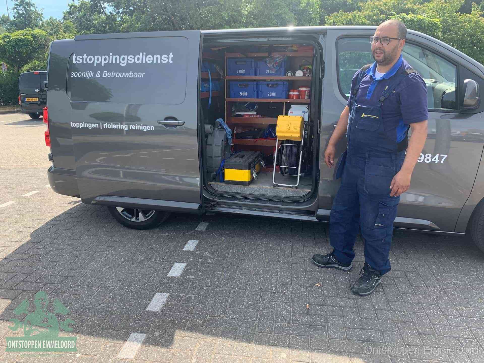 Een monteur staat klaar bij zijn bedrijfsbus met gereedschap, de vaste werkwijze van de ontstoppingsdienst in Emmeloord